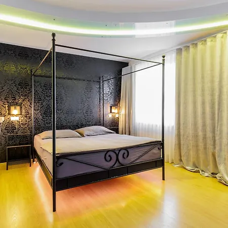 Luxurious Flat 160m2 In Center, 3 Bedrooms, Ac, Garden, Parking Apartman