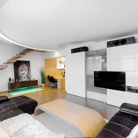 Luxurious Flat 160m2 In Center, 3 Bedrooms, Ac, Garden, Parking 公寓 班斯卡-比斯特里察