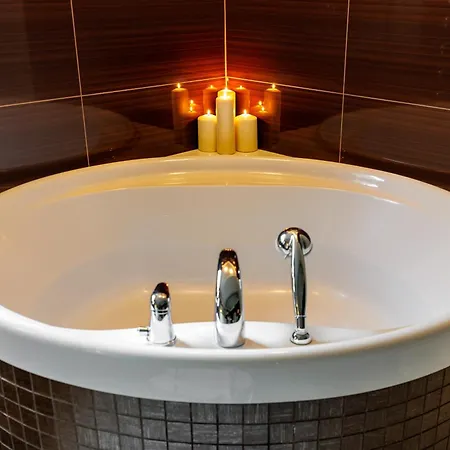 Luxurious Flat 160m2 In Center, 3 Bedrooms, Ac, Garden, Parking 公寓