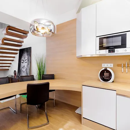 Luxurious Flat 160m2 In Center, 3 Bedrooms, Ac, Garden, Parking Апартаменты