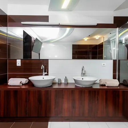 Luxurious Flat 160m2 In Center, 3 Bedrooms, Ac, Garden, Parking