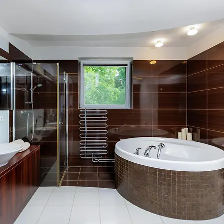 Luxurious Flat 160m2 In Center, 3 Bedrooms, Ac, Garden, Parking * Besztercebánya