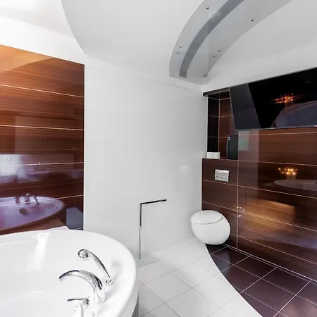 公寓 Luxurious Flat 160m2 In Center, 3 Bedrooms, Ac, Garden, Parking