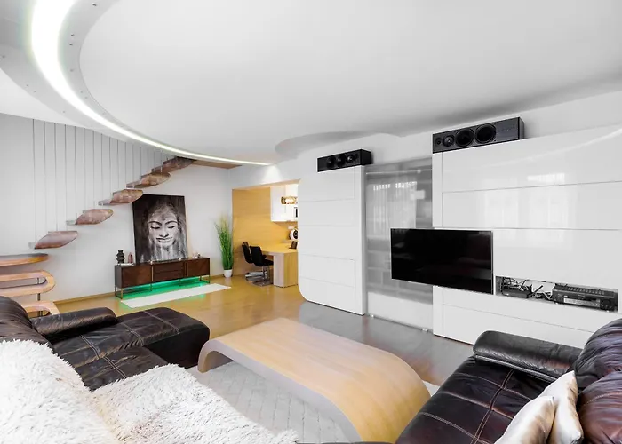 Luxurious Flat 160m2 In Center, 3 Bedrooms, Ac, Garden, Parking شقة بانْشكا بيشتريتْسا