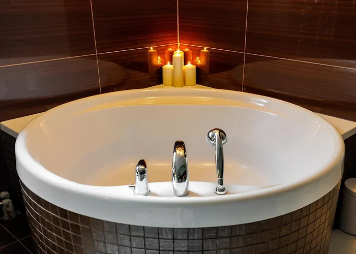 Luxurious Flat 160m2 In Center, 3 Bedrooms, Ac, Garden, Parking شقة