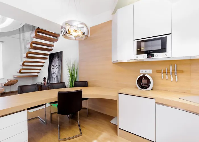 Luxurious Flat 160m2 In Center, 3 Bedrooms, Ac, Garden, Parking شقة